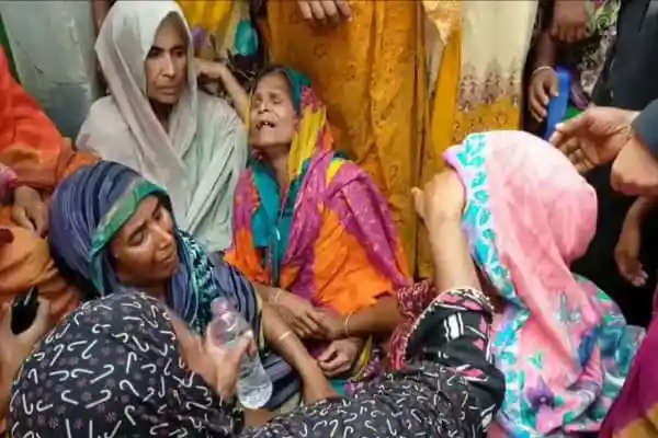 শোকাহত পরিবারের সদস্যরা একে অপরকে সমবেদনা জানাচ্ছেন. Channel i News - চ্যানেল আই নিউজ