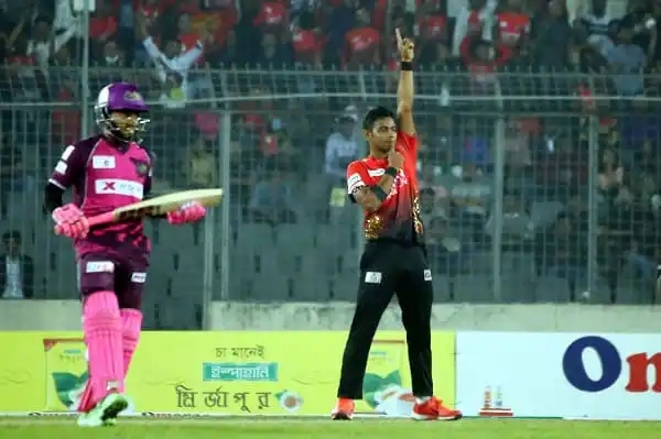 ক্রিকেট ম্যাচে আম্পায়ার সিদ্ধান্ত দিচ্ছেন, কুমিল্লা দলের খেলোয়াড় মাঠে. Channel i News - চ্যানেল আই নিউজ