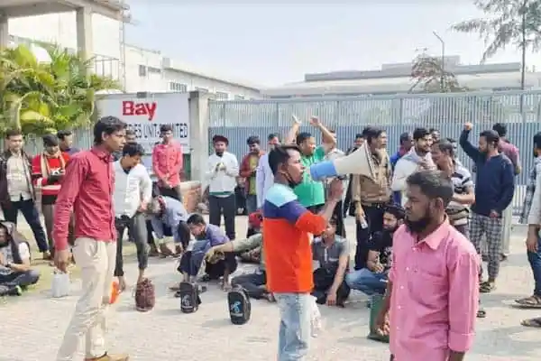 শ্রমিকরা বিক্ষোভ করছে, চ্যানেল আই অনলাইন সংবাদ. Channel i News - চ্যানেল আই নিউজ