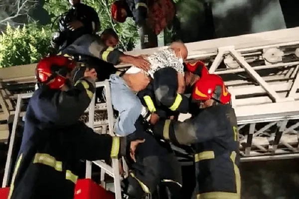 দগ্ধ ব্যক্তিকে উদ্ধার করতে firefighters কাজ করছে গুলশানে অগ্নিকাণ্ডের ঘটনায়. Channel i News - চ্যানেল আই নিউজ
