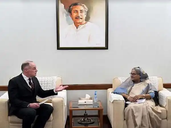 প্রধানমন্ত্রীর সঙ্গে বৈঠকরত দুই কর্মকর্তা, ছবি চ্যানেল আই অনলাইন. Channel i News - চ্যানেল আই নিউজ