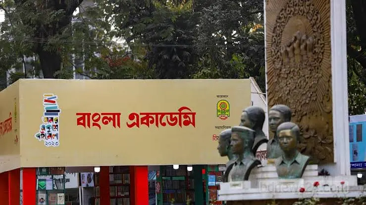 বাংলা একাডেমি ভবনের সামনে বঙ্গবন্ধুর ভাস্কর্য ও বাংলা একাডেমি সাইনবোর্ড. Channel i News - চ্যানেল আই নিউজ