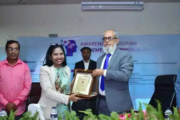 সেমিনারে একজন নারী ও একজন পুরুষ সম্মাননা স্বারক গ্রহণ করছেন. Channel i News - চ্যানেল আই নিউজ