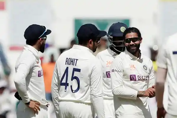 ভারতীয় ক্রিকেটাররা মাঠে প্রস্তুত, হাসিমুখে একে অপরের সাথে আলোচনা করছে. Channel i News - চ্যানেল আই নিউজ