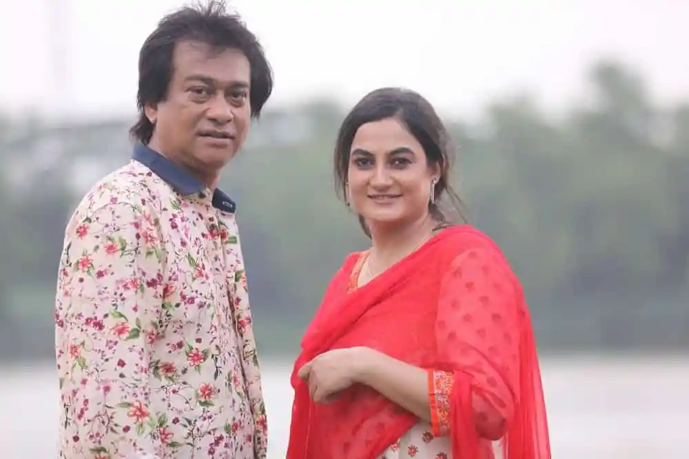 বাংলাদেশি অভিনেতা ও অভিনেত্রী একসঙ্গে ছবি তুলছেন. Channel i News - চ্যানেল আই নিউজ