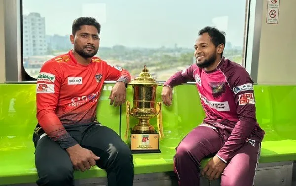 দুই ক্রিকেটার মেট্রো রেলে ট্রফি নিয়ে ফটোসেশন করছেন. Channel i News - চ্যানেল আই নিউজ