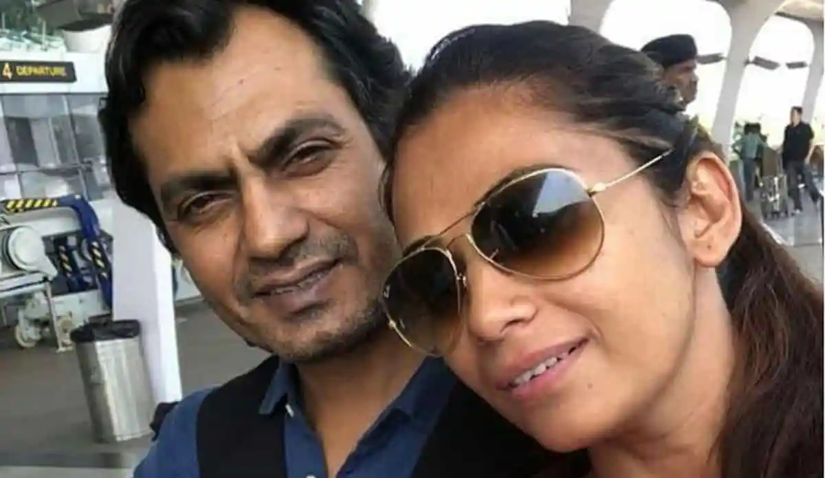 একজন পুরুষ ও একজন নারী বিমানবন্দরে ছবি তুলছেন. Channel i News - চ্যানেল আই নিউজ
