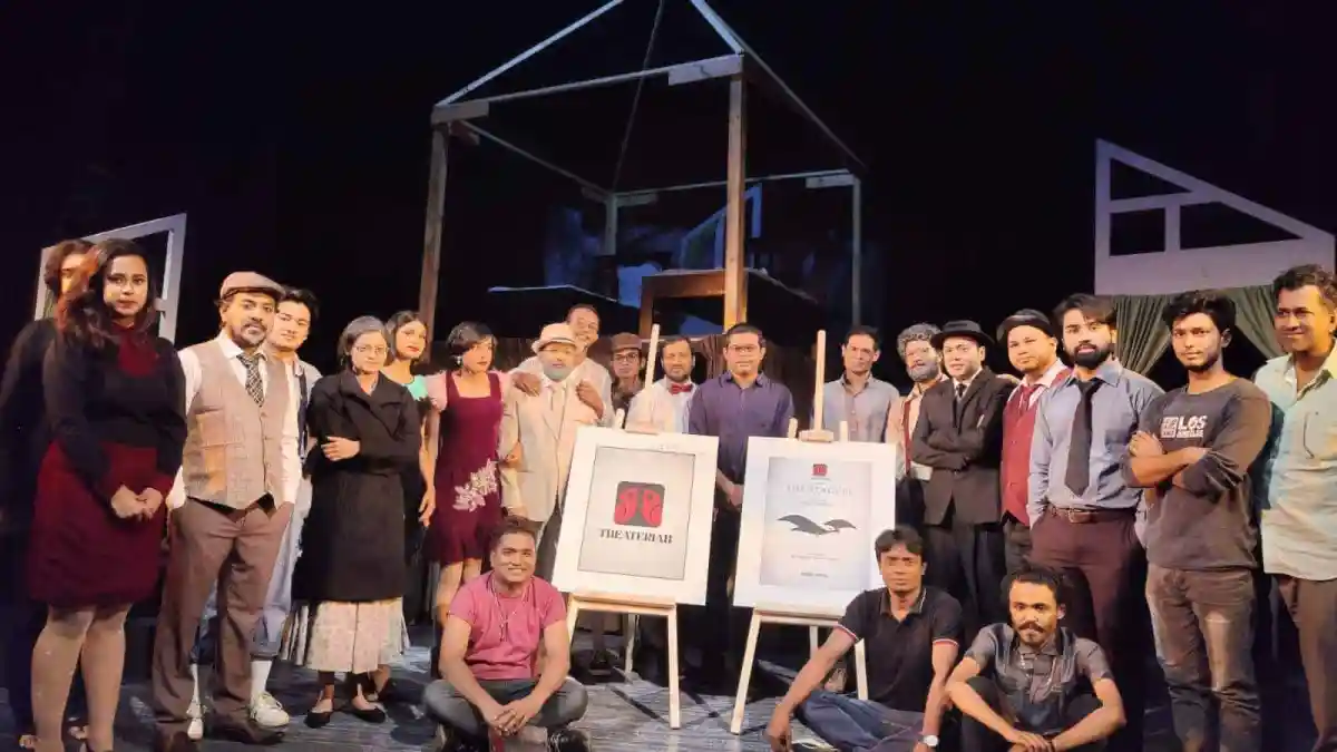 থিয়েটারিয়ান দলের সদস্যরা চেখভের নাটকের জন্য প্রস্তুত. Channel i News - চ্যানেল আই নিউজ