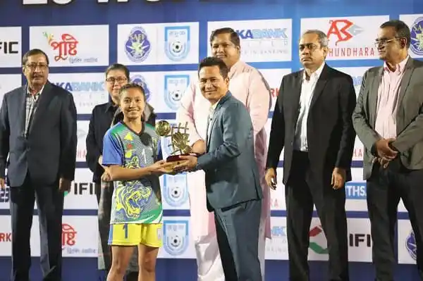 বাংলাদেশের ফুটবল দলের খেলোয়াড়ের হাতে ট্রফি তুলে দিচ্ছেন অতিথি. Channel i News - চ্যানেল আই নিউজ