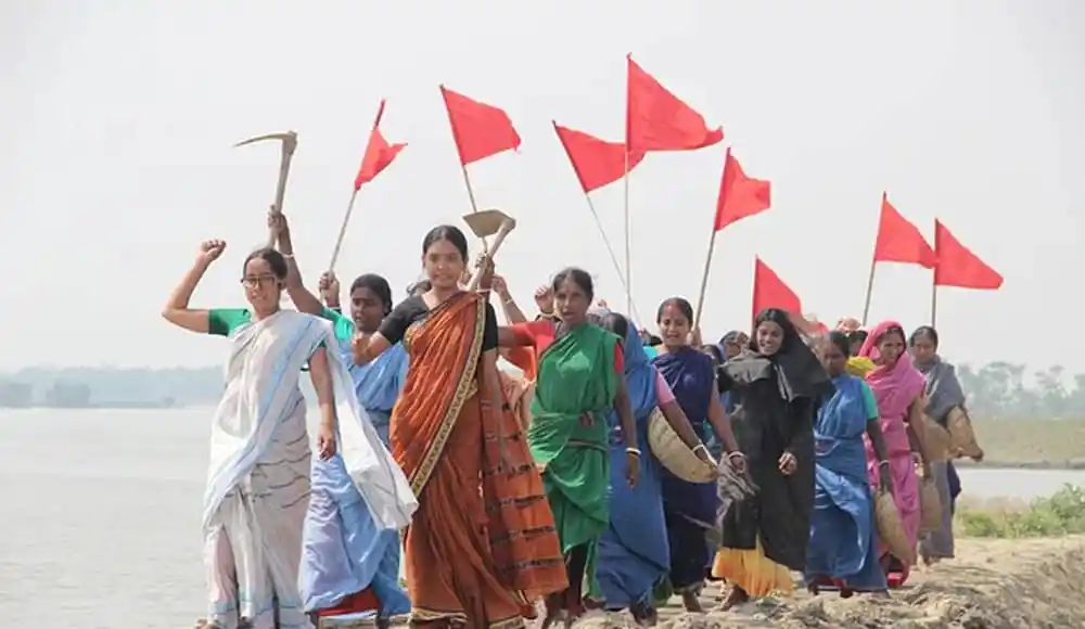 নারীরা রূপসা নদীর বাঁকে পতাকা ও অস্ত্র হাতে চলমান. Channel i News - চ্যানেল আই নিউজ