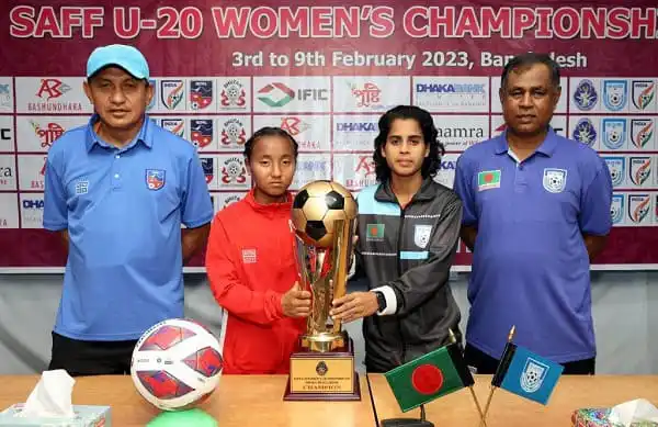 বাংলাদেশ নারী ফুটবল দলের খেলোয়াড়রা ট্রফি হাতে, পুরস্কার গ্রহণের সময়. Channel i News - চ্যানেল আই নিউজ