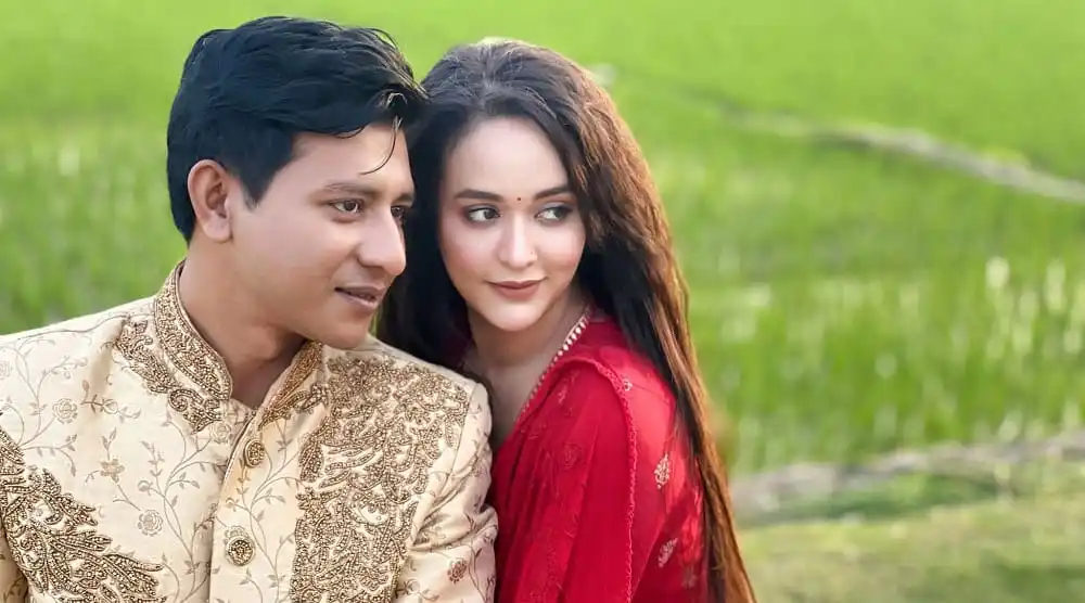 দম্পতি প্রেমের মুহূর্তে প্রকৃতির মাঝে হাসিমুখে ছবি. Channel i News - চ্যানেল আই নিউজ