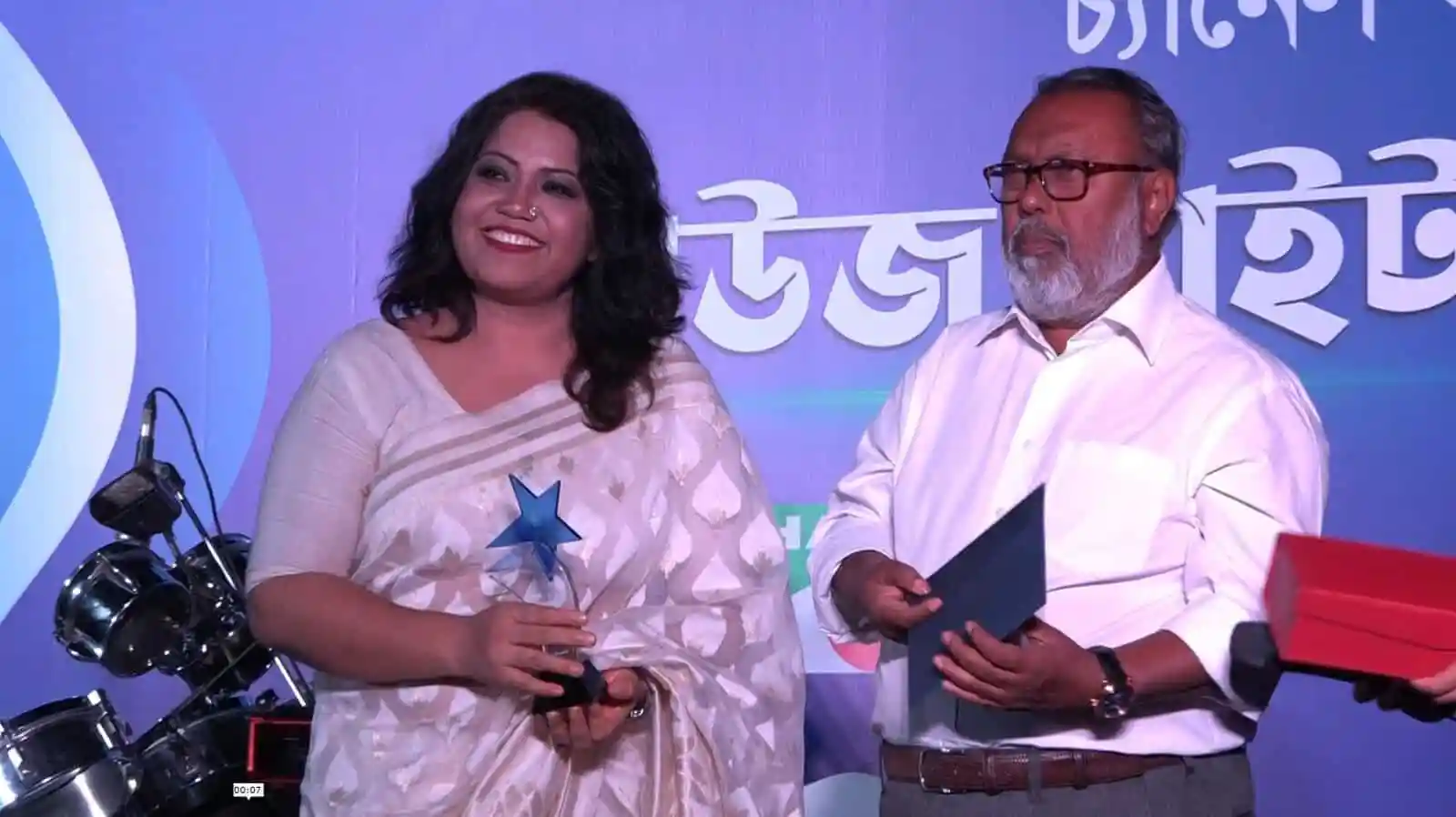 চ্যানেল আইয়ের সেরা কর্মী পুরস্কার গ্রহণ করছেন একজন নারী ও পুরুষ. Channel i News - চ্যানেল আই নিউজ