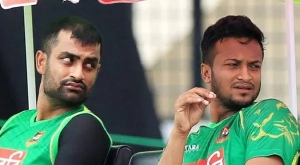 বাংলাদেশ ক্রিকেটার তামিম ও সাকিব একসঙ্গে বসে আলোচনা করছেন. Channel i News - চ্যানেল আই নিউজ