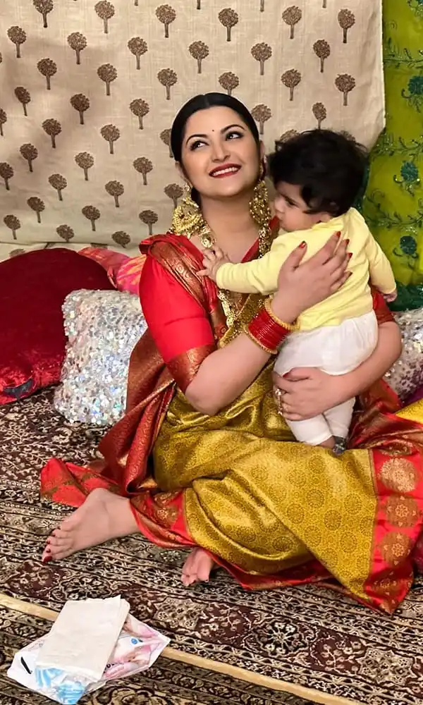 পরীমনি তার সন্তানের মুখেভাতের সময় হাসিমুখে ছবি তুলেছেন. Channel i News - চ্যানেল আই নিউজ