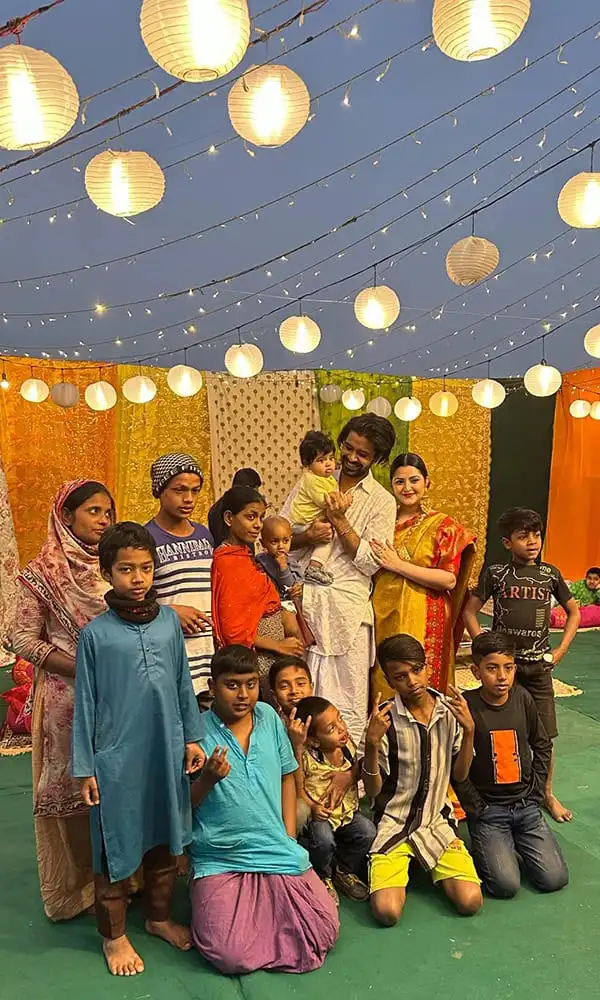 বাচ্চাদের মুখেভাতের অনুষ্ঠানে পরিবারের সদস্যরা উপস্থিত, উজ্জ্বল আলোর মধ্যে আনন্দের পরিবেশ. Channel i News - চ্যানেল আই নিউজ