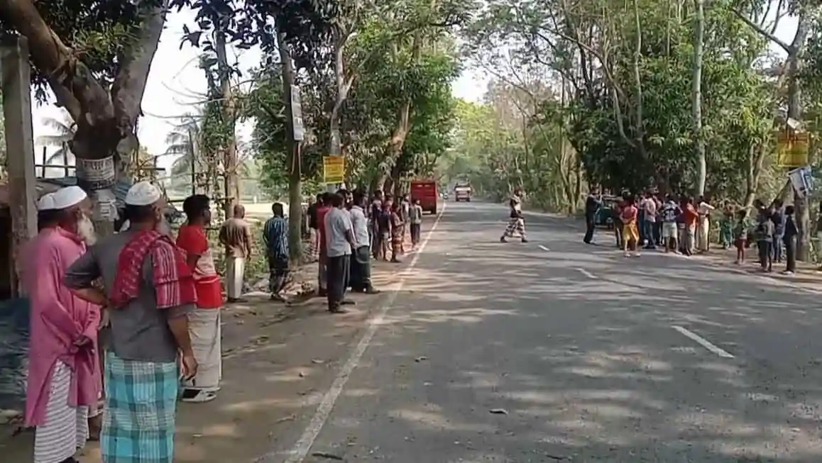 সাঁথিয়ায় অটোরিকশা-পিকআপ সংঘর্ষের ঘটনাস্থল. Channel i News - চ্যানেল আই নিউজ