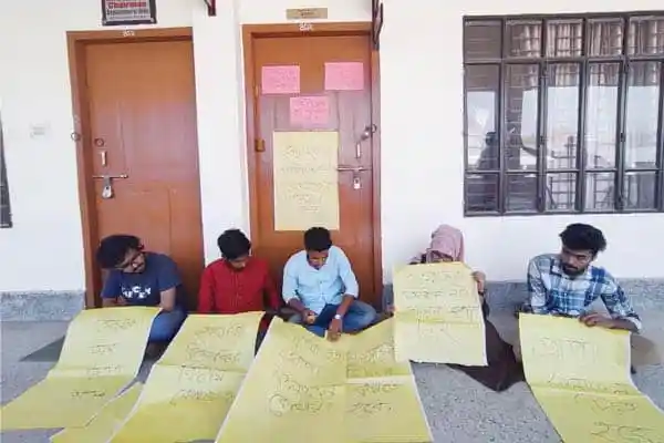 উর্দু বিভাগের দরজার সামনে শিক্ষার্থীরা প্রতিবাদে বসে. Channel i News - চ্যানেল আই নিউজ