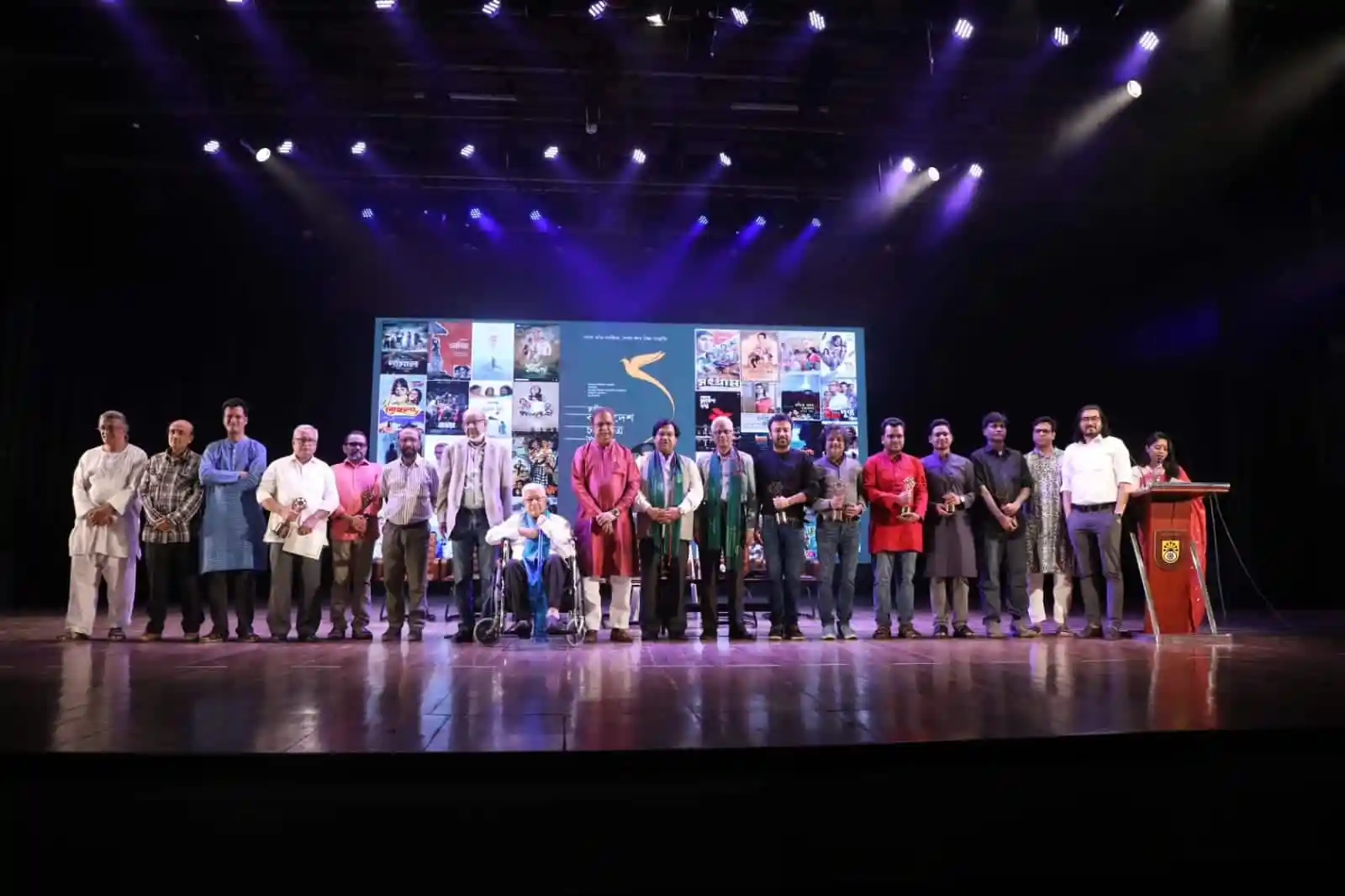 অভিনেতা, সাংবাদিক ও সাংস্কৃতিক ব্যক্তিত্বরা একসঙ্গে মঞ্চে উপস্থিত. Channel i News - চ্যানেল আই নিউজ