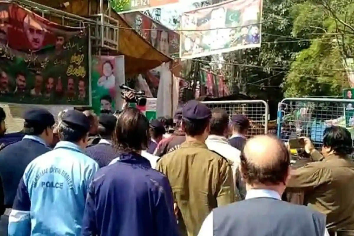 পিটিআই নেতাকর্মীদের বিক্ষোভের জন্য জমায়েত. Channel i News - চ্যানেল আই নিউজ