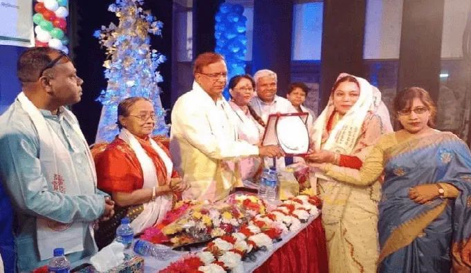 প্রধান অতিথি জাতি গুণিদের সম্মাননা প্রদান করছেন. Channel i News - চ্যানেল আই নিউজ