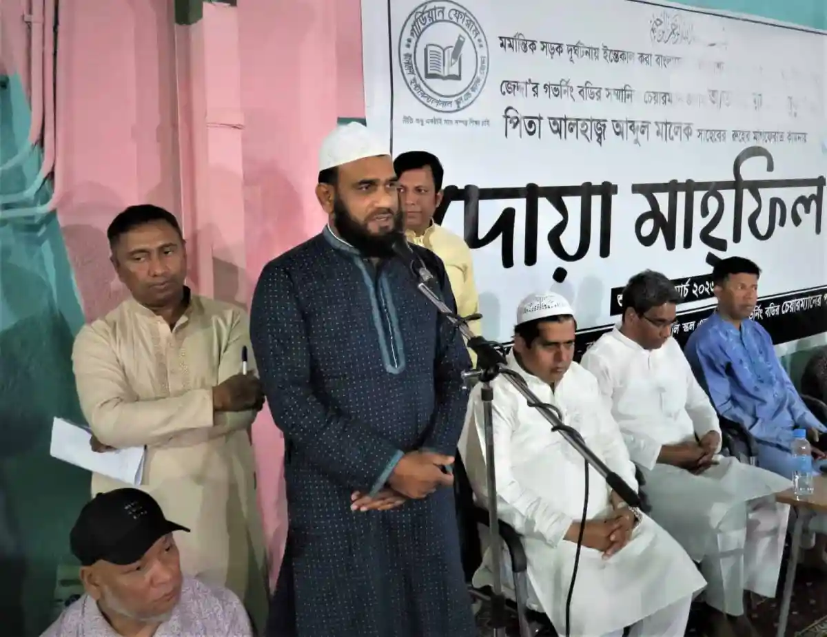 বাংলাদেশের একজন বক্তা সংবাদ সম্মেলনে ভাষণ দিচ্ছেন. Channel i News - চ্যানেল আই নিউজ