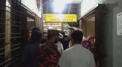 নিরাপত্তা চেকপোস্টে মানুষের ভিড়, পুলিশ ও নিরাপত্তা কর্মীরা উপস্থিত. Channel i News - চ্যানেল আই নিউজ