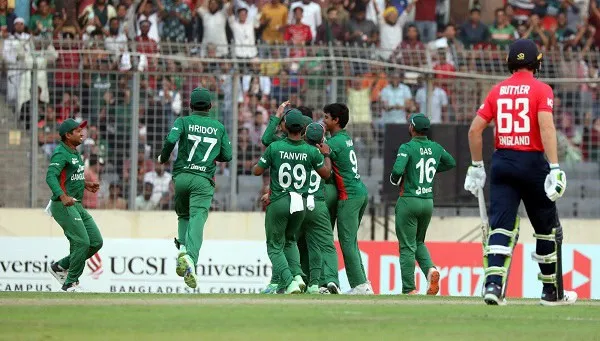 বাংলাদেশ ক্রিকেট দলের খেলোয়াড়রা উল্লাসে ভাসছে, মাঠে আনন্দের পরিবেশ।. Channel i News - চ্যানেল আই নিউজ