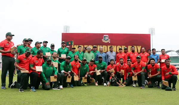 সাবেক ক্রিকেটাররা স্বাধীনতা দিবসে একত্রিত হয়ে ছবি তুলছেন. Channel i News - চ্যানেল আই নিউজ