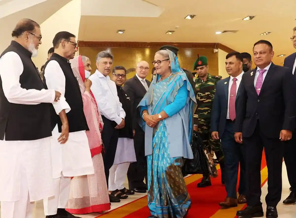 প্রধানমন্ত্রী কাতার যাওয়ার জন্য প্রস্তুত, বিভিন্ন কর্মকর্তা ও সেনা সদস্য উপস্থিত. Channel i News - চ্যানেল আই নিউজ