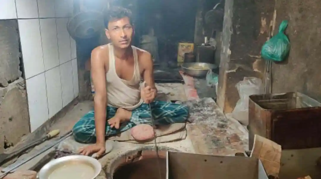 অবস্থাপন্ন যুবক বসে আছেন রান্নাঘরে, পেট্রোলের চুলা জ্বলছে. Channel i News - চ্যানেল আই নিউজ