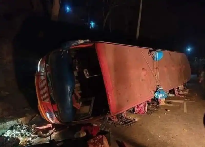 রাঙ্গামাটিতে পর্যটকবাহী বাস উল্টে দুর্ঘটনা, আহত ও নিহতের খবর. Channel i News - চ্যানেল আই নিউজ