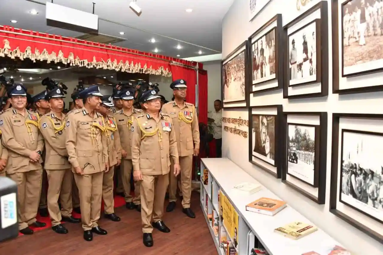 পুলিশ সদস্যরা স্মৃতি প্রদর্শনী দেখছেন, ছবি বাংলার সংবাদ মাধ্যম চ্যানেল আই অনলাইন. Channel i News - চ্যানেল আই নিউজ
