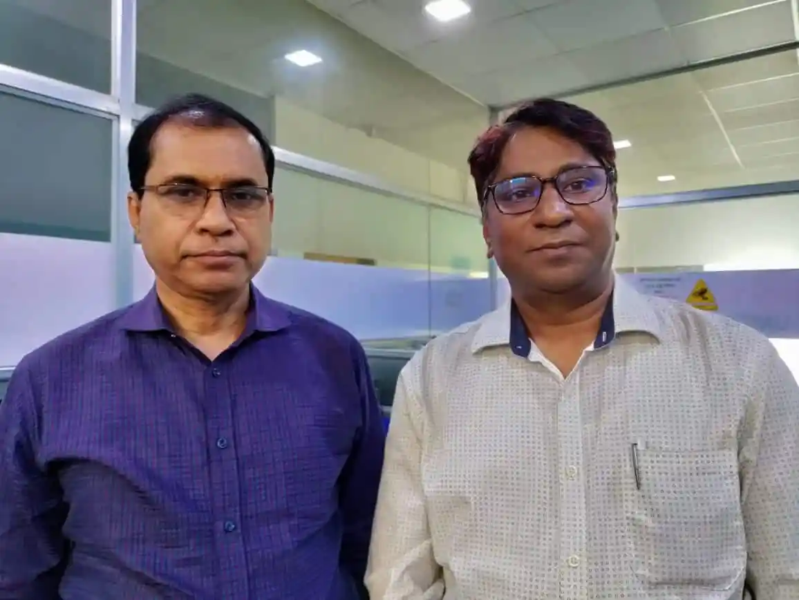 দুটি সাংবাদিক একসাথে দাঁড়িয়ে, ক্যামেরার সামনে. Channel i News - চ্যানেল আই নিউজ