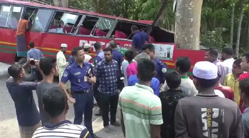 নিহতদের ঘটনাস্থলে ভিড় করে থাকা মানুষ ও পুলিশ সদস্যরা. Channel i News - চ্যানেল আই নিউজ