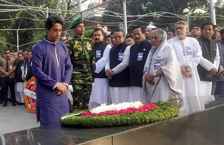 বঙ্গবন্ধুর প্রতিকৃতিতে সর্বস্তরের মানুষের শ্রদ্ধা জানানো হচ্ছে. Channel i News - চ্যানেল আই নিউজ