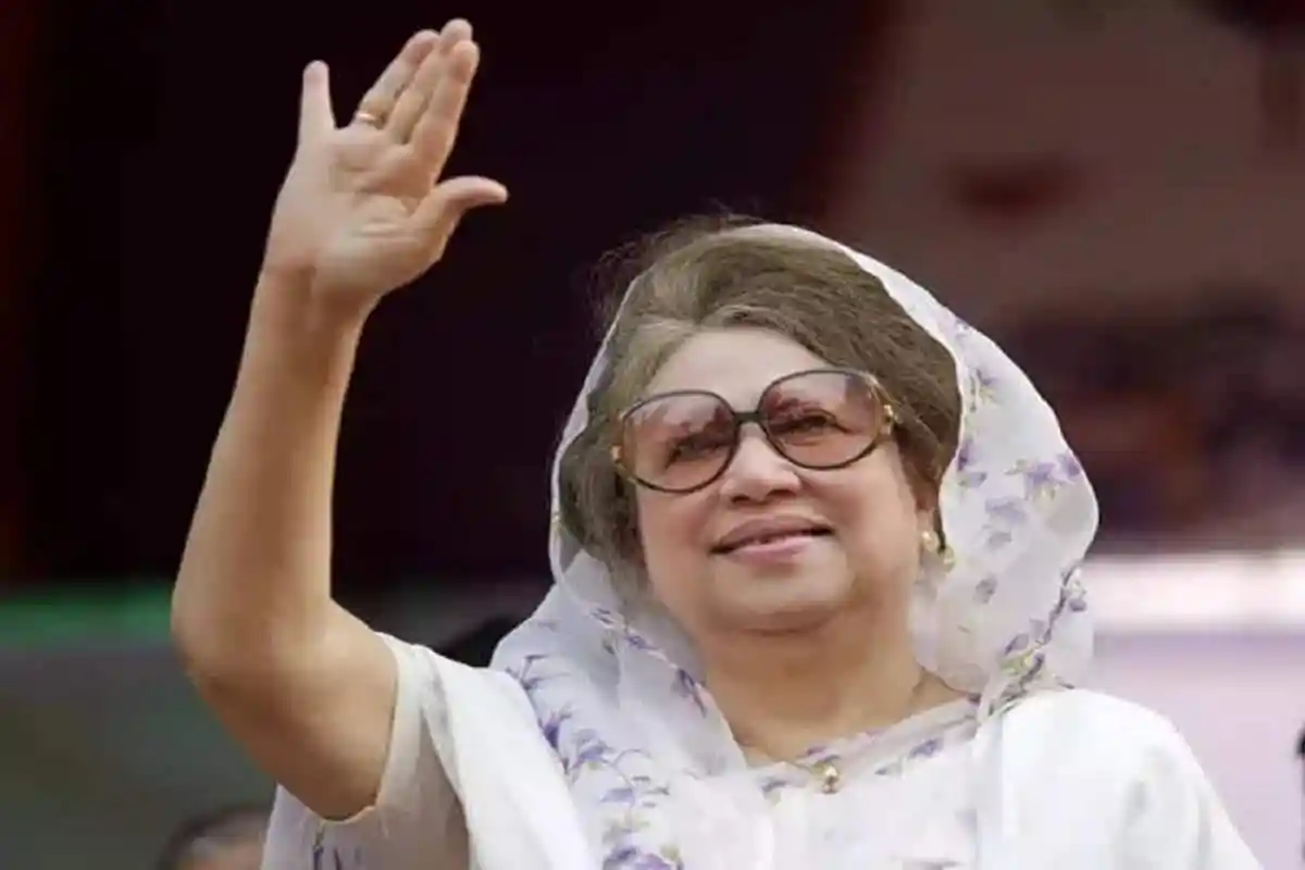 খালেদা জিয়া হাসিমুখে waving করে জনসমক্ষে উপস্থিত. Channel i News - চ্যানেল আই নিউজ