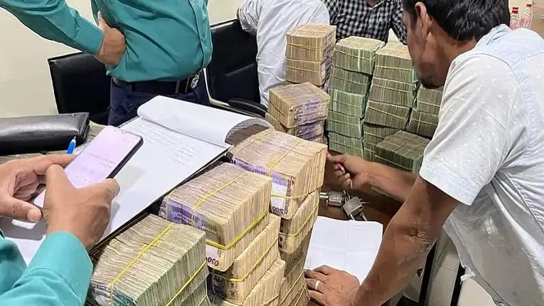 বাজেয়াপ্ত টাকা গণনা করছে পুলিশ, বাংলাদেশে অর্থের পরিমাণ বিশ্লেষণ. Channel i News - চ্যানেল আই নিউজ