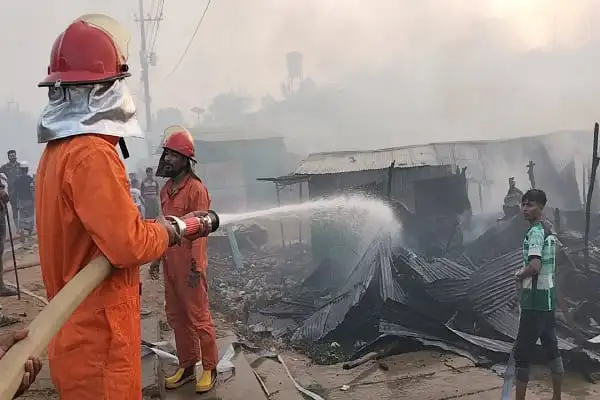 অগ্নিনির্বাপণ কর্মীরা রোহিঙ্গা ক্যাম্পে আগুন নিয়ন্ত্রণে কাজ করছে. Channel i News - চ্যানেল আই নিউজ