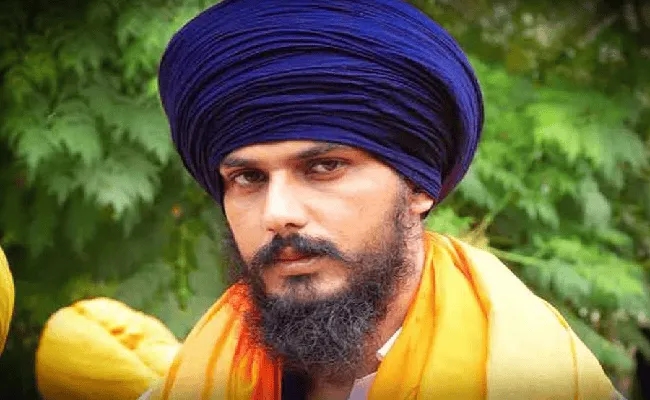 অমৃত পাল সিং এর ছবি, বাংলার ঐতিহ্যবাহী পোশাক পরিহিত. Channel i News - চ্যানেল আই নিউজ