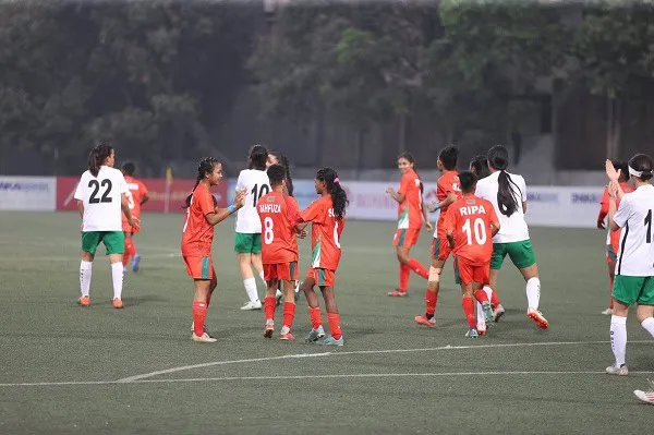 বাংলাদেশ নারী ফুটবল দলের খেলোয়াড়রা মাঠে একে অপরের সাথে শুভেচ্ছা বিনিময় করছে. Channel i News - চ্যানেল আই নিউজ