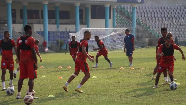 বাংলাদেশ ফুটবল দল অনুশীলন করছে, খেলোয়াড়রা মাঠে প্রশিক্ষণ নিচ্ছে. Channel i News - চ্যানেল আই নিউজ