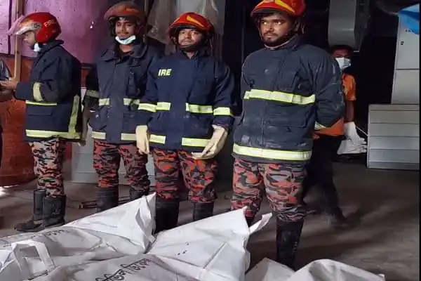 গাজীপুরে বিদ্যুৎস্পৃষ্ট হয়ে ৩ শ্রমিকের মৃত্যু, দেহ উদ্ধার করছে ফায়ার সার্ভিস. Channel i News - চ্যানেল আই নিউজ