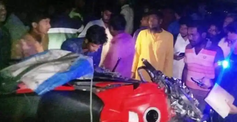 মাইক্রোবাস ও মোটরসাইকেলের মুখোমুখি সংঘর্ষের দৃশ্য. Channel i News - চ্যানেল আই নিউজ