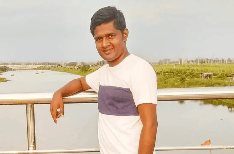 স্মার্ট যুবক নদীর পাড়ে হাসিমুখে ছবি তুলছে. Channel i News - চ্যানেল আই নিউজ