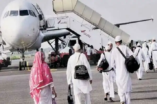 হজ যাত্রীদের বিমানবন্দরে যাত্রার প্রস্তুতি নেওয়া. Channel i News - চ্যানেল আই নিউজ