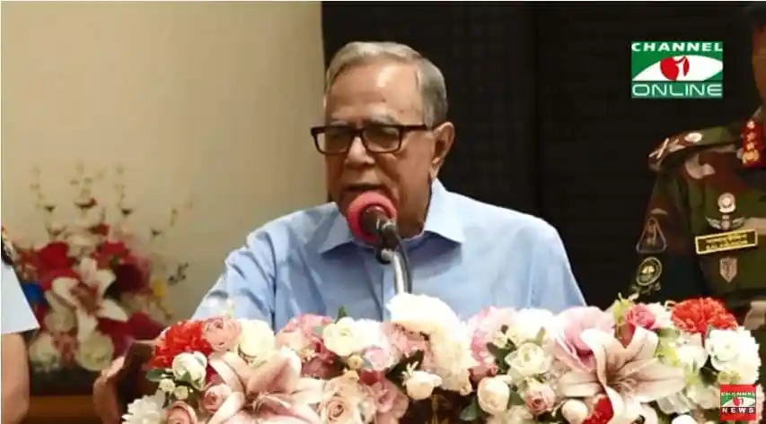 রাষ্ট্রপতি মাছের দাওয়াতের জন্য সাংবাদিকদের সাথে কথা বলছেন. Channel i News - চ্যানেল আই নিউজ