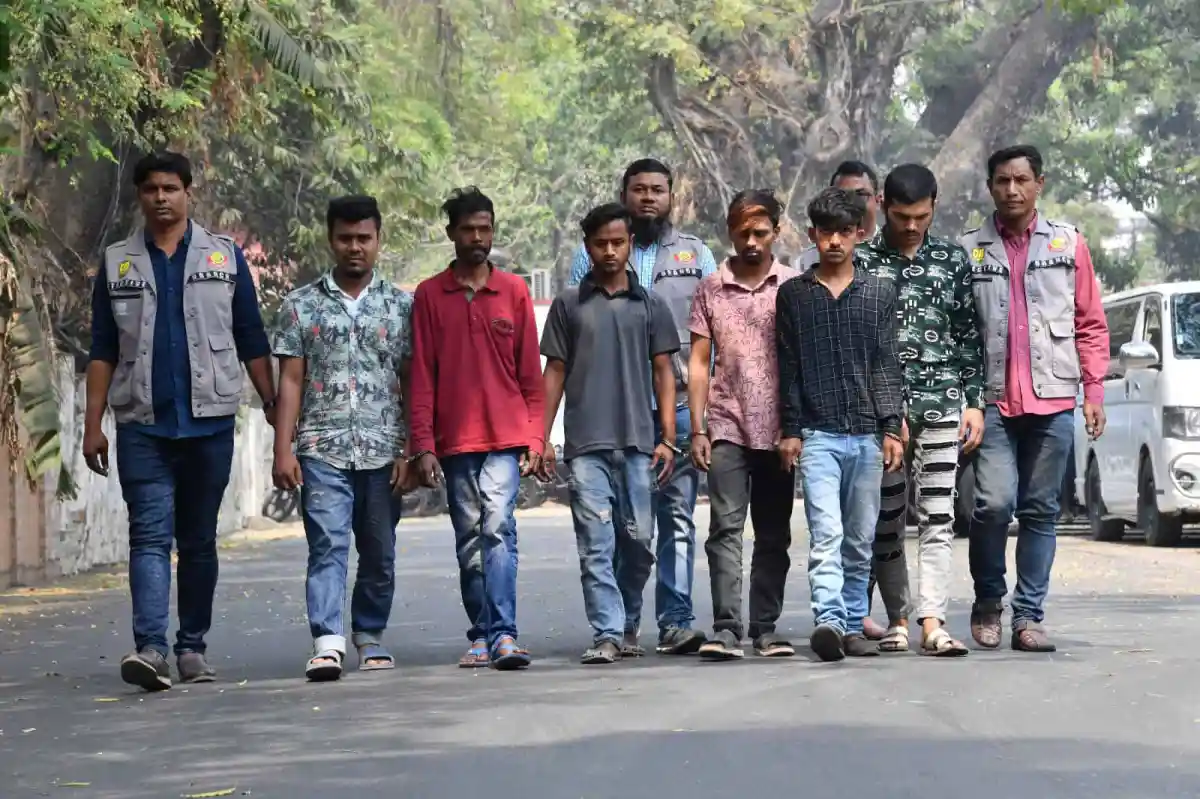 নিরাপত্তা বাহিনী সন্দেহভাজনদের গ্রেপ্তার করে, বাসে ডাকাতির ঘটনায়. Channel i News - চ্যানেল আই নিউজ