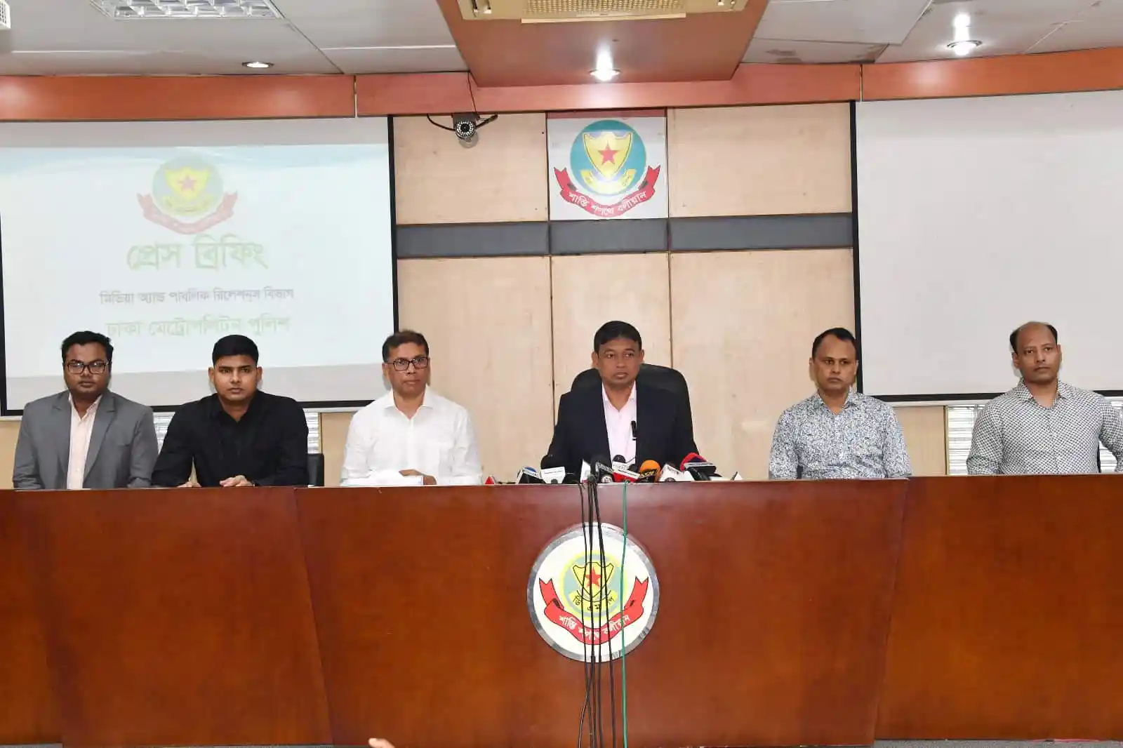 বাংলাদেশ পুলিশ প্রেস কনফারেন্সে কর্মকর্তারা উপস্থিত. Channel i News - চ্যানেল আই নিউজ