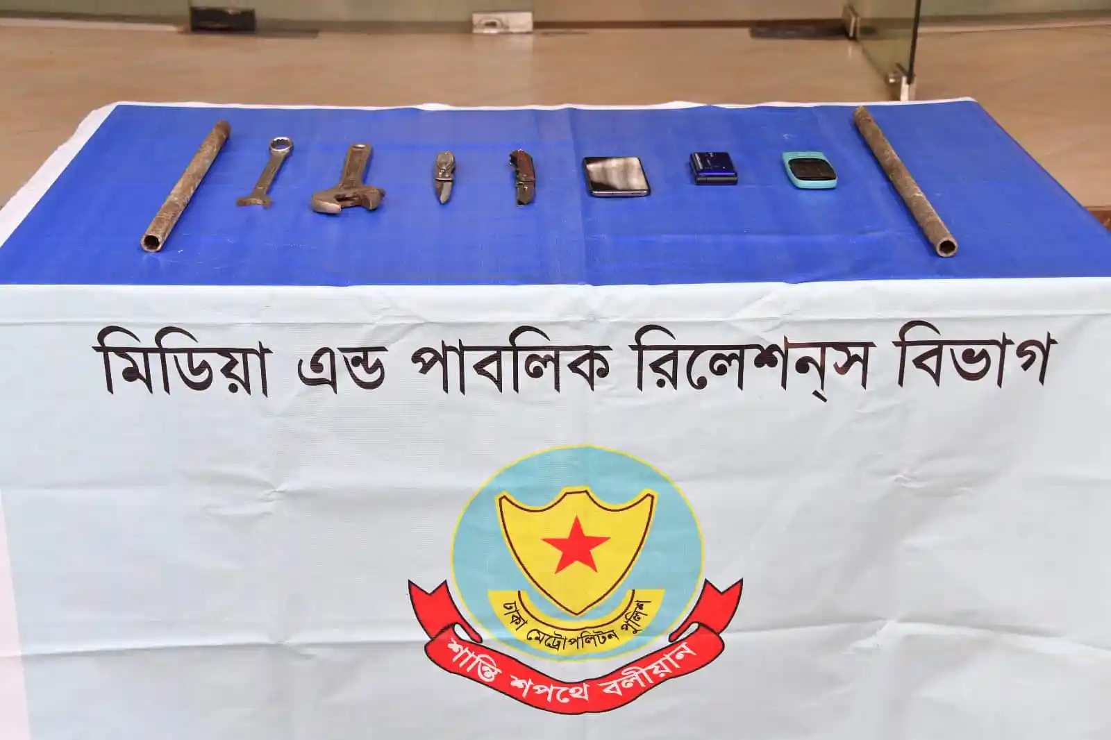 পুলিশের টেবিলে বিভিন্ন ধারালো অস্ত্র ও মোবাইল ফোন রাখা হয়েছে. Channel i News - চ্যানেল আই নিউজ